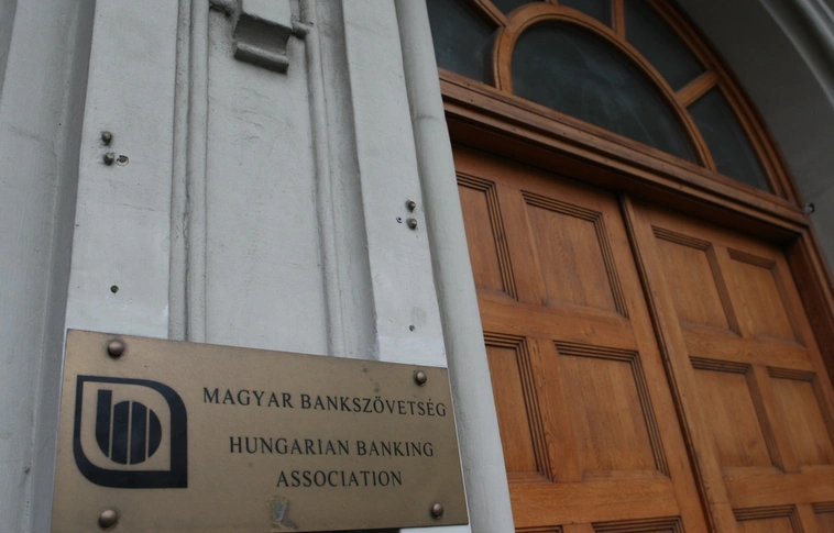 Négymilliárd forintra bírságolták a Bankszövetséget