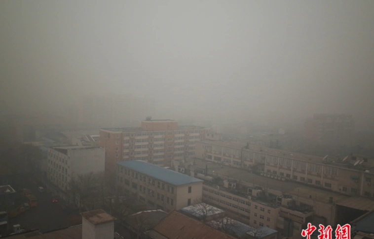 Pekinget nappal is sötétségbe borította a sűrű szmog