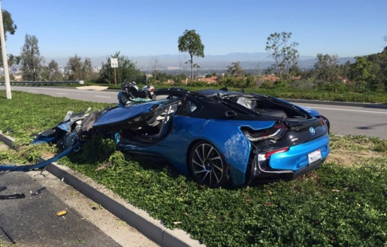 Kilapította a betonkeverő a BMW-t - 40 milla ment a levesbe