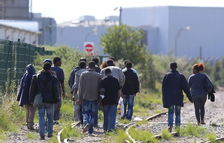 „Ne etessétek a migránsokat, mert akkor itt lesz a második Calais!”