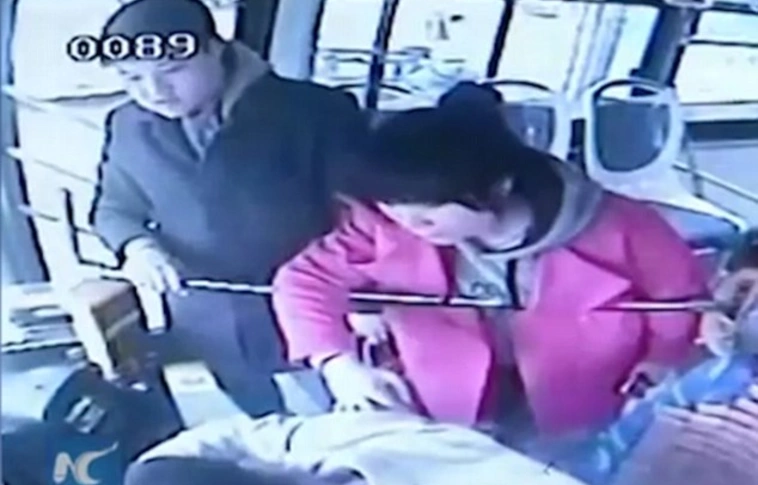 Hihetetlen - Megállította a buszt, kinyitotta az ajtókat, majd összeesett a buszsofőr