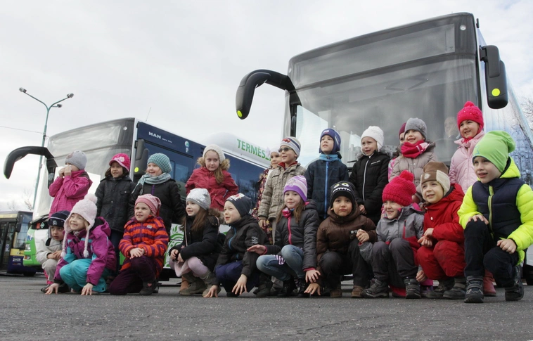 Gyerekek és mozgáskorlátozottak ismerkedtek ma az új CNG buszokkal