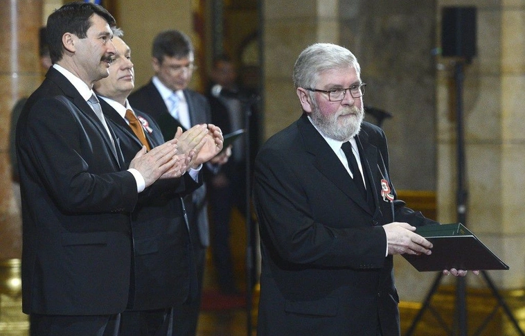 A magyar érdemrend középkeresztjével tüntették ki Csomós József püspököt