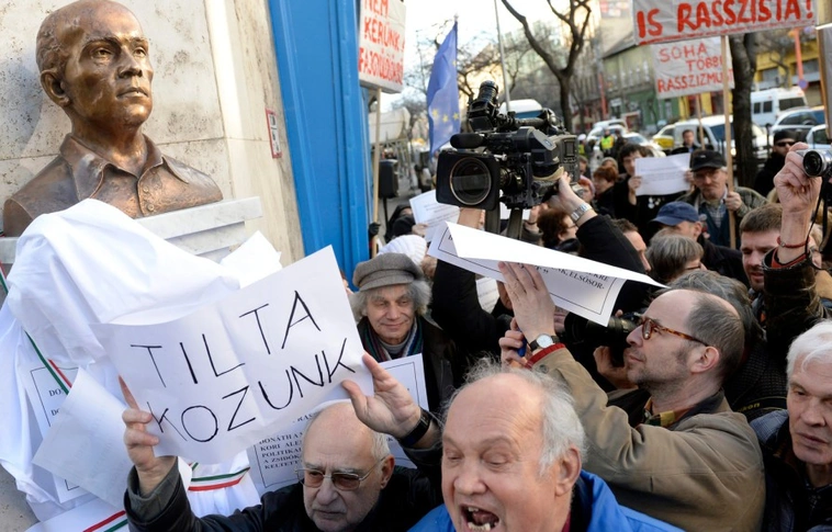 Elvitték Donáth György szobrát a fővárosi Üllői út és a Páva utca sarkáról