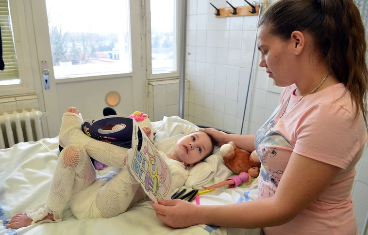Egy megégett kislányon segítettek a DVTK focistái