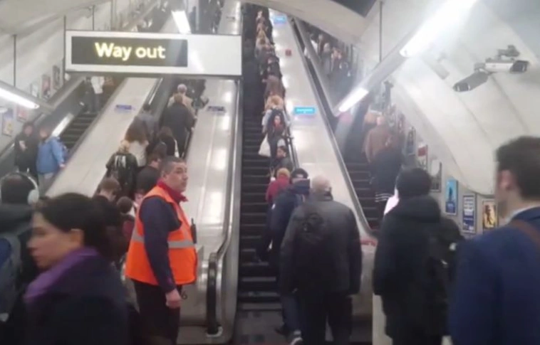 Nem rohangálhatnak az utasok londoni metró mozgólépcsőjén
