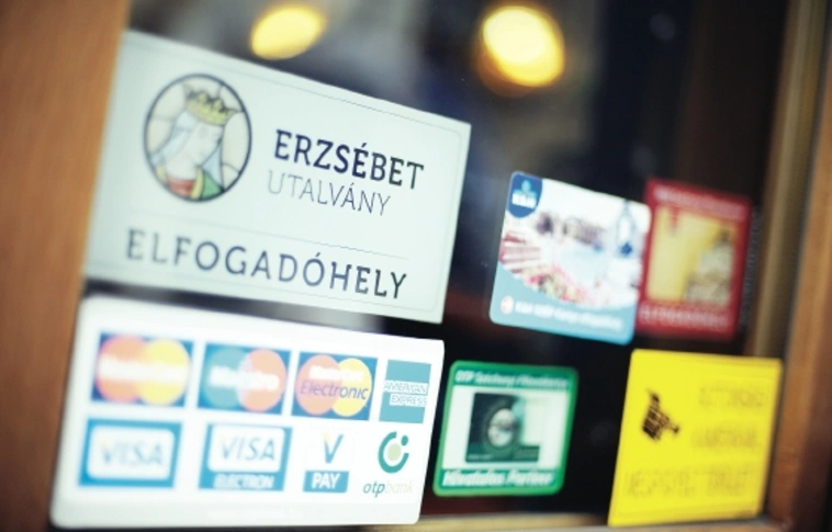 Készpénzesítené Orbán a kafetériát
