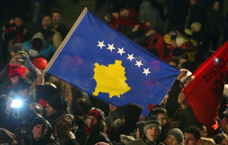 Politikai válság és tiltakozás Koszovó függetlenségének nyolcadik évfordulóján