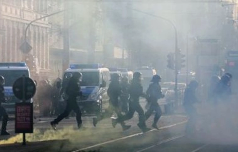 Megsebesült 69 rendőr a németországi Lipcsében történt zavargásban