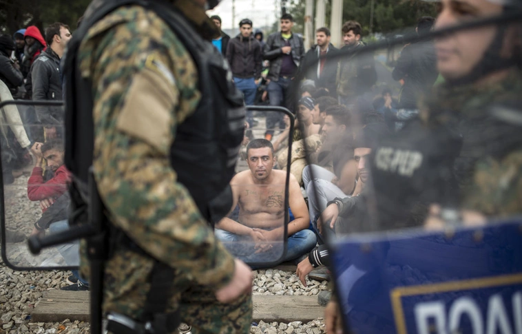 Macedónia lezárta határát a migránsok előtt