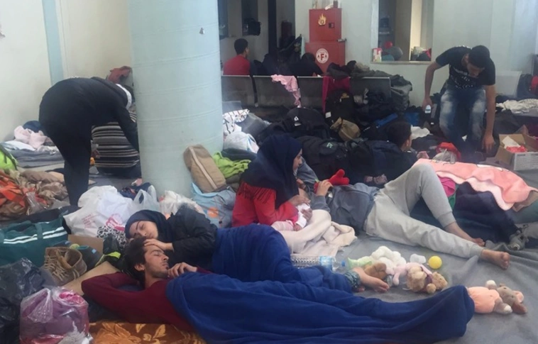 Több ezer migráns rekedt a görög határon - Tusk azt üzeni nekik, hogy ne jöjjenek Európába