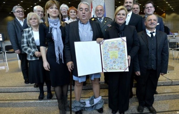 Élő adásban csúszott le a horvát kitüntetett nadrágja
