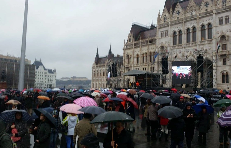 Megérkezett a pedagógustüntetés a Parlament elé