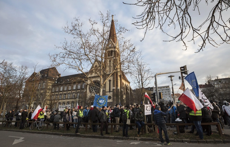 A lengyel kormány intézkedései ellen tüntettek Budapesten
