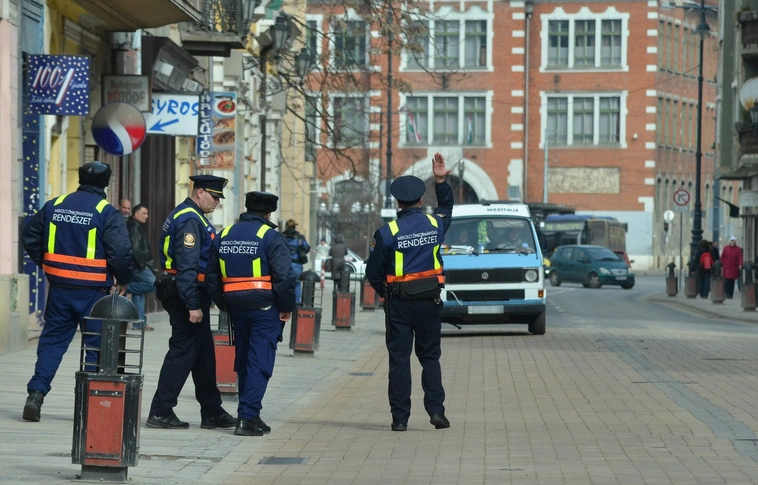Három bírság és büntetőpontok – ennyit osztottak ki a rendészek a belvárosban