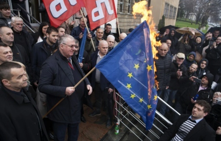 Lángolt az EU zászló Belgrádban
