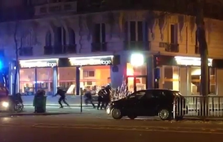 VIDEÓ - Így lövöldöztek a francia rendőrök a terroristákkal
