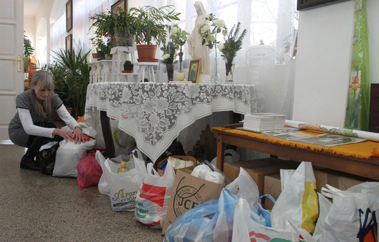 Tartós élelmiszereket gyűjt a rászorulóknak a katolikus egyház