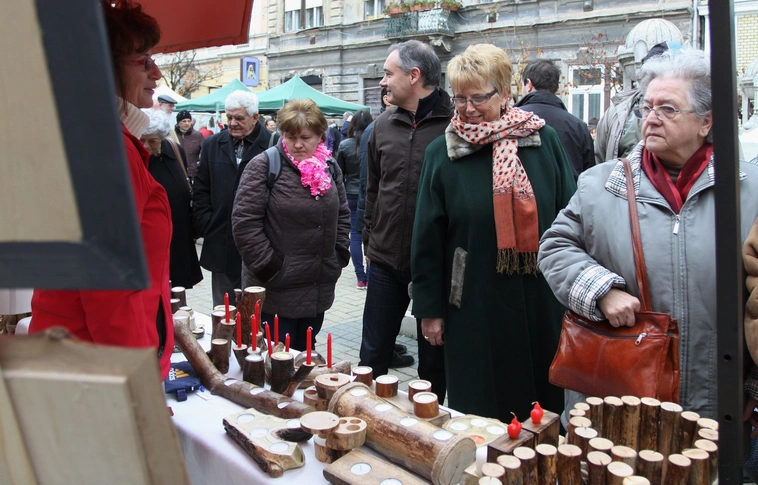 Fényes mézes sokadalom az Erzsébet téren