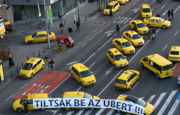 Ismét az Uber ellen tiltakoznak a taxisok