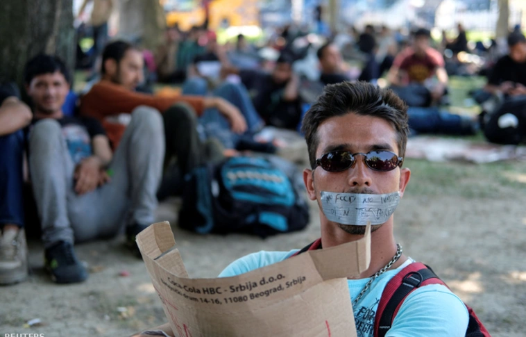 Több száz migráns indult gyalog Belgrádból a magyar határ felé