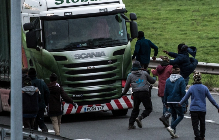 Alig tud beszélni a Calais-nál megvert magyar kamionsofőr
