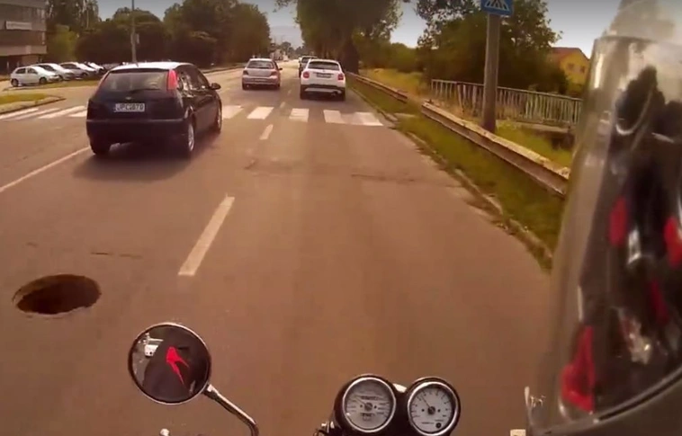 Két balesetet is okozott a beszakadt aknafedlap a Kiss Ernő utcában
