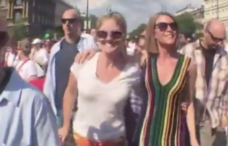 A melegekkel együtt bulizott Colleen Bell Budapesten