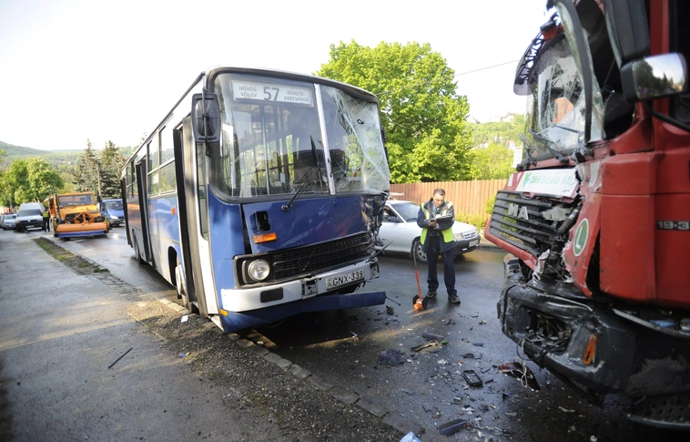 Busz, kukásautó és személyautó ütközött a fővárosban, heten megsérültek