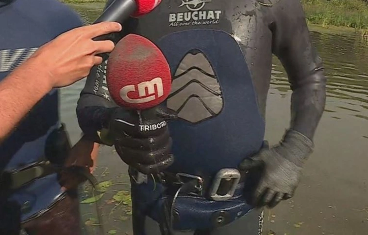 Kihalászták a mikrofont amit CR dobott a tóba