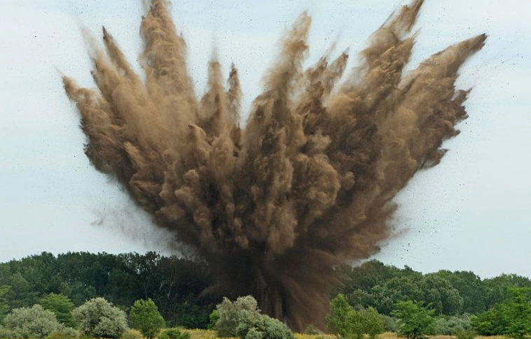 Második világháborús óriás légibombákat robbantottak fel Dabason