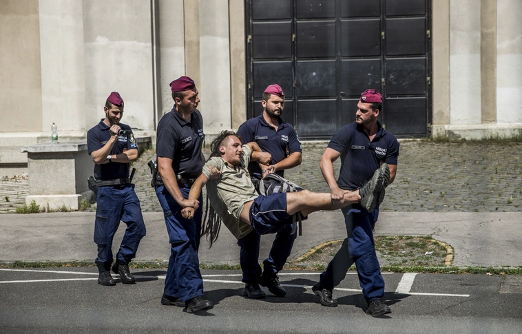 A rendőrök kivezették a Városligetben demonstrálókat