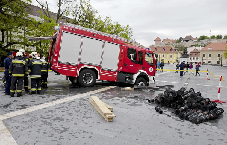 Beszakadt az egri Dobó tér útburkolata egy tűzoltóautó alatt