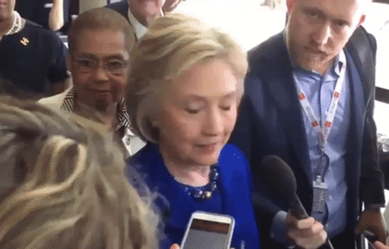 Vajon itt mi történhetett Hillary Clintonnal?