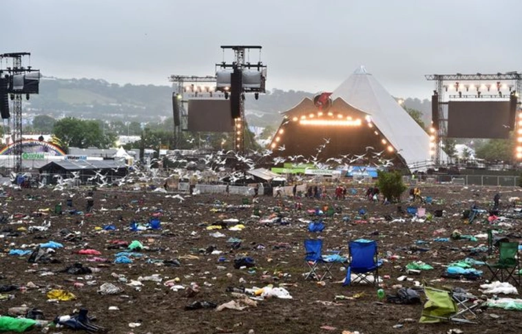 Óriási szeméthegyek a Glastonbury(sár)fesztivál után