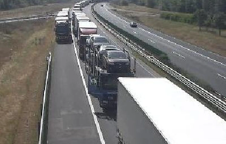  Torlódnak a teherautók az M1-esen Hegyeshalomnál és a 84-esen Sopronnál