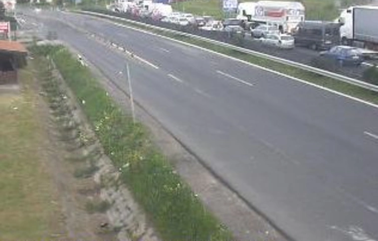 Torlódnak az autók az M1-esen Hegyeshalomnál 