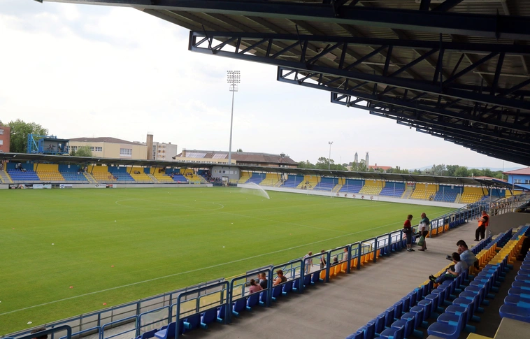 Felavatták a felújított stadiont Mezőkövesden