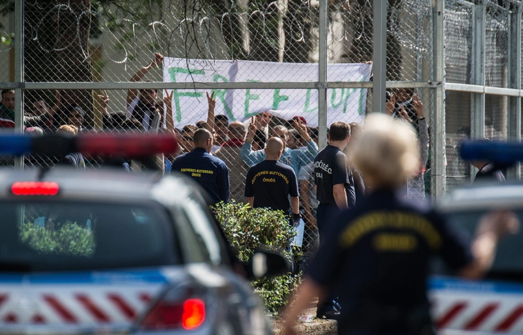 Háromszáz migránssal néztek farkasszemet a rendőrök Kiskunhalason