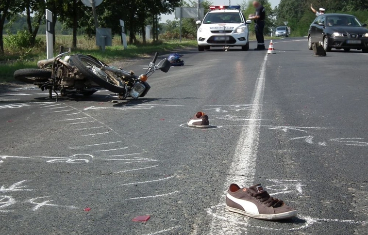Autó és motor ütközött, ketten megsérültek