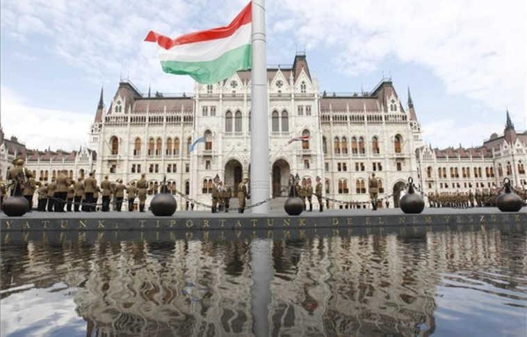 Felvonták a nemzeti lobogót a Parlament előtti Kossuth téren