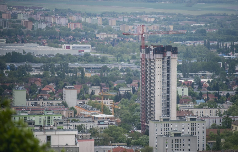 Bontják a pécsi magasházat