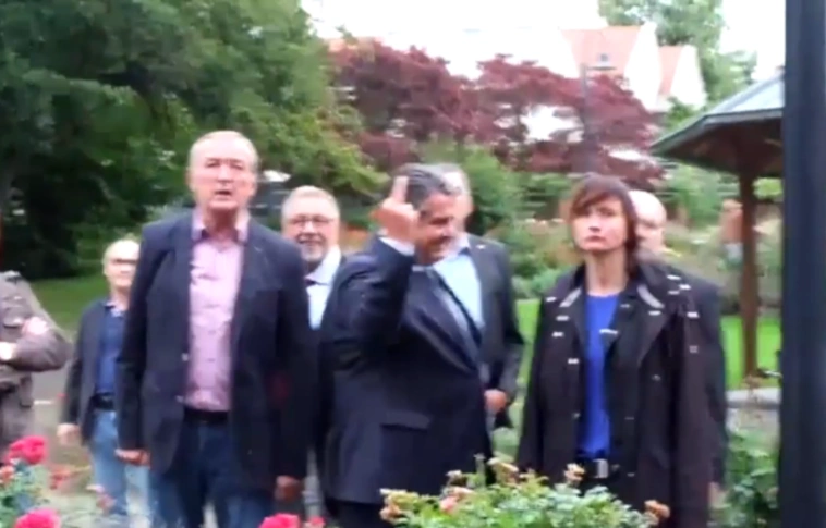 Bemutatott a tüntetőknek a német alkancellár