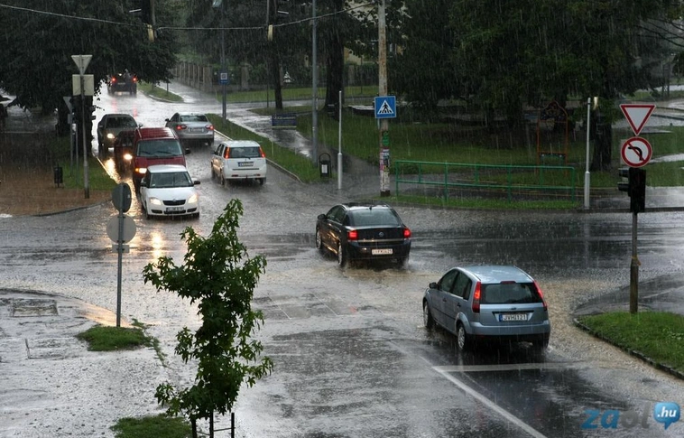Autók akadtak el a hirtelen lezúdult eső miatt Zalaegerszegen