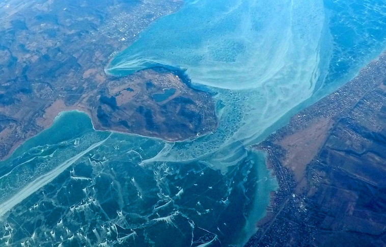 Tavi üledékmintákat gyűjtenek kutatók a Balaton jegéből