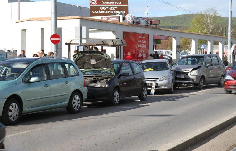 Öt autó ütközött az Andrássy úton
