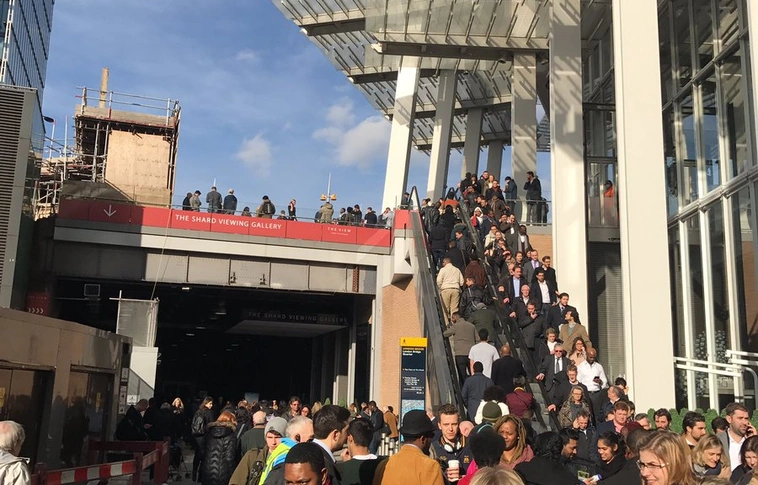 Pánik Londonban: leállt a forgalom, kiürítették a híd környékét