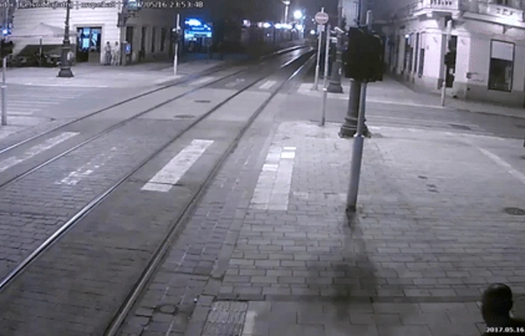 Éjféli csőtörés a villanyrendőrnél (Videó)