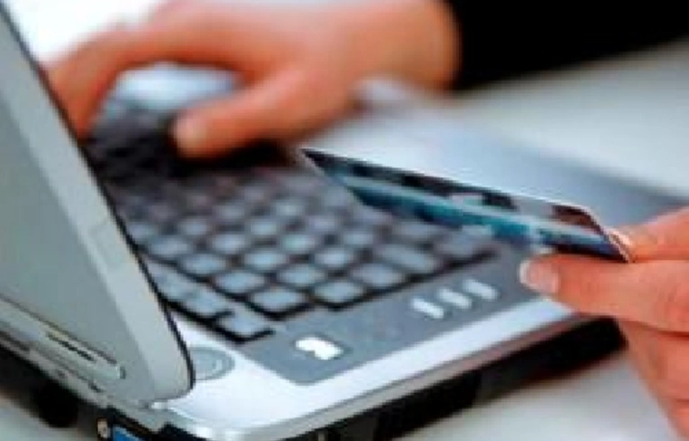 Interneten hirdette nem létező portékáit a miskolci asszony