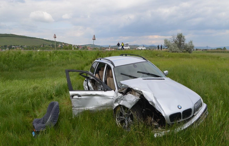 Árokban landolt a BMW Szerencs határában